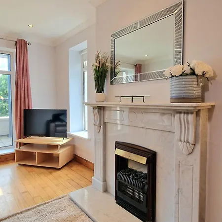 Apartment 3 Bedroom Centre *